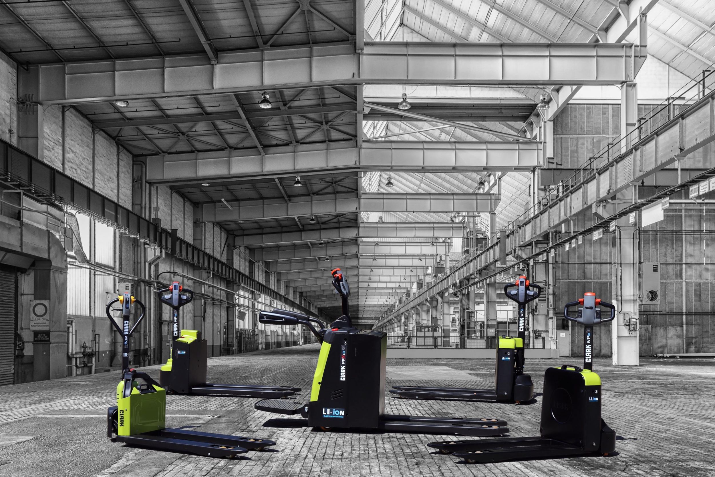 Clark hat die Produktpalette um weitere Niederhubwagen mit Li-Ion-Batterie erweitert.