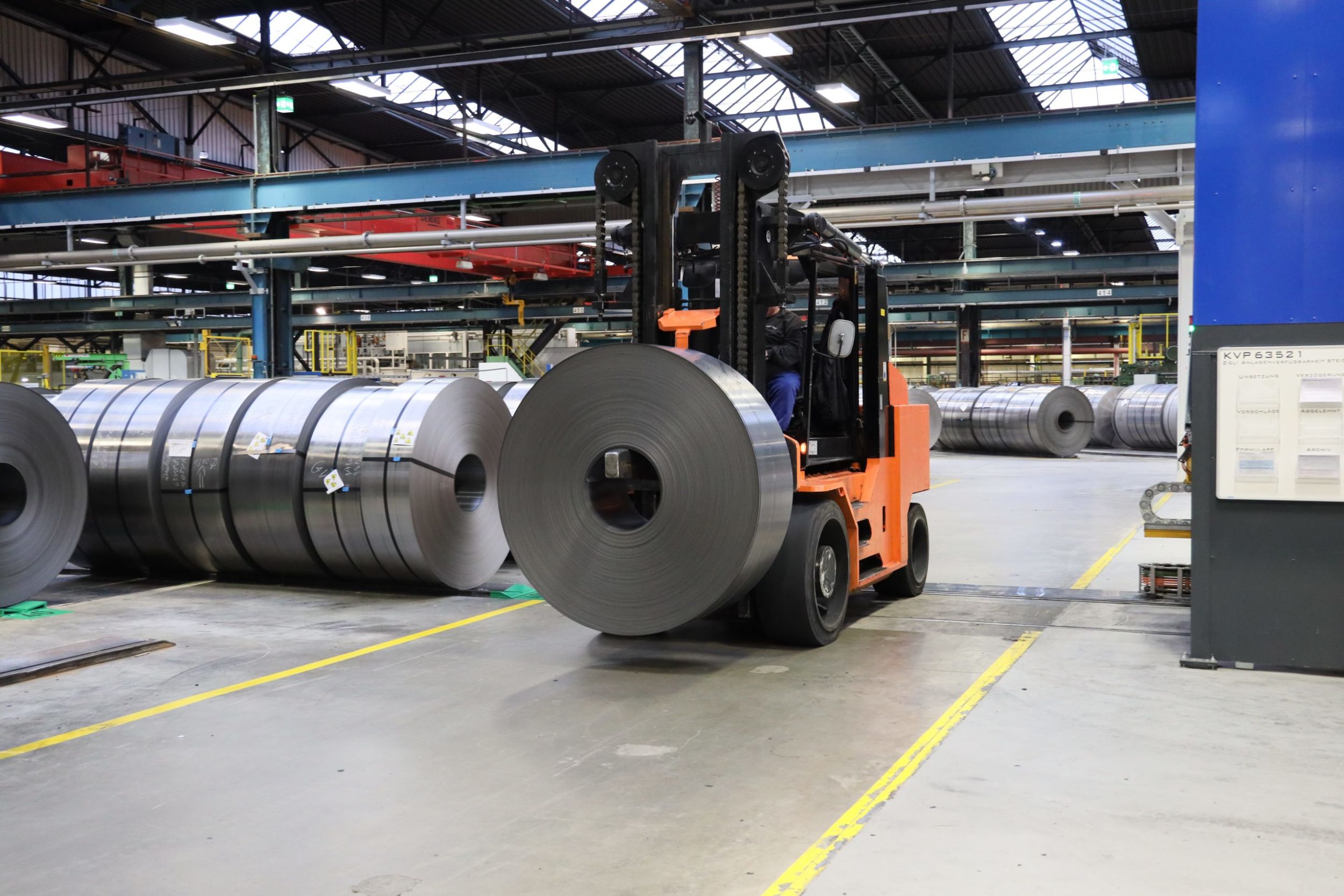 Spezielle Coil-Stapler transportieren tonnenschwere Lasten. Die eingeschränkten Sichtverhältnisse erfordern höchste Konzentration vom Fahrer.