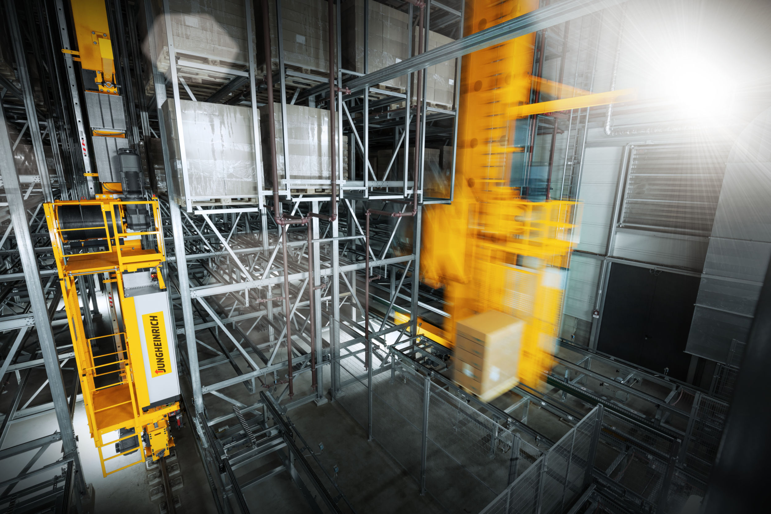 Automatisiertes Intralogistiksystem errichtet