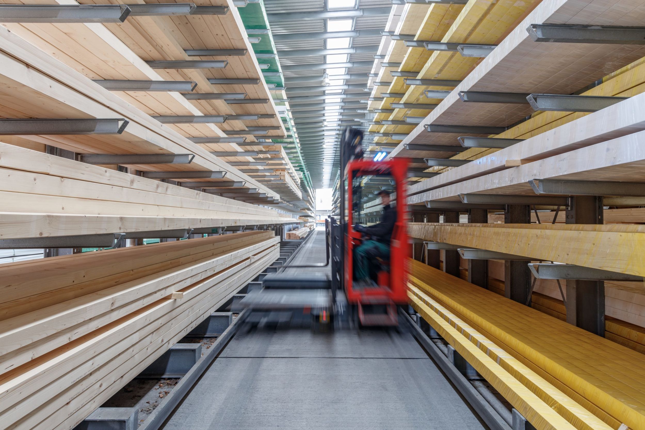 Elektrische Seitenstapler und Sondergeräte transportieren beim Holzgroßhändler Behrens-Wöhlk die teils tonnenschweren Waren effizient und zuverlässig vom Wareneingang ins Lager und von dort zum Versand.