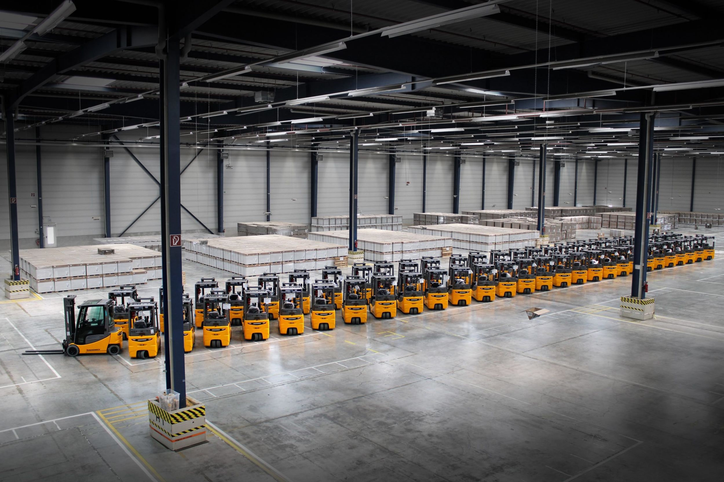57 Elektro-Stapler für die Möbeldistribution
