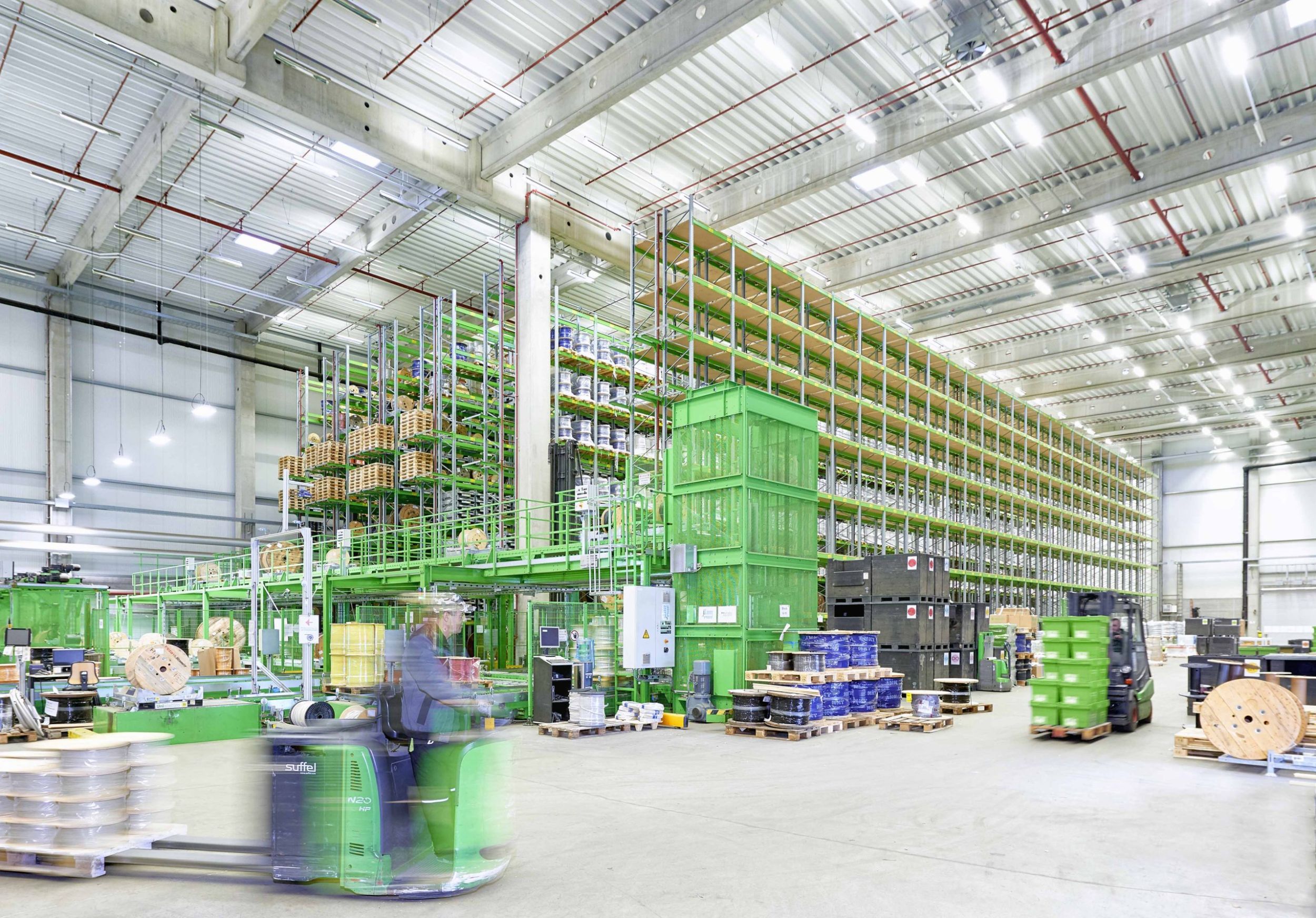 Logistik-Vollausstattung in Unternehmensfarben