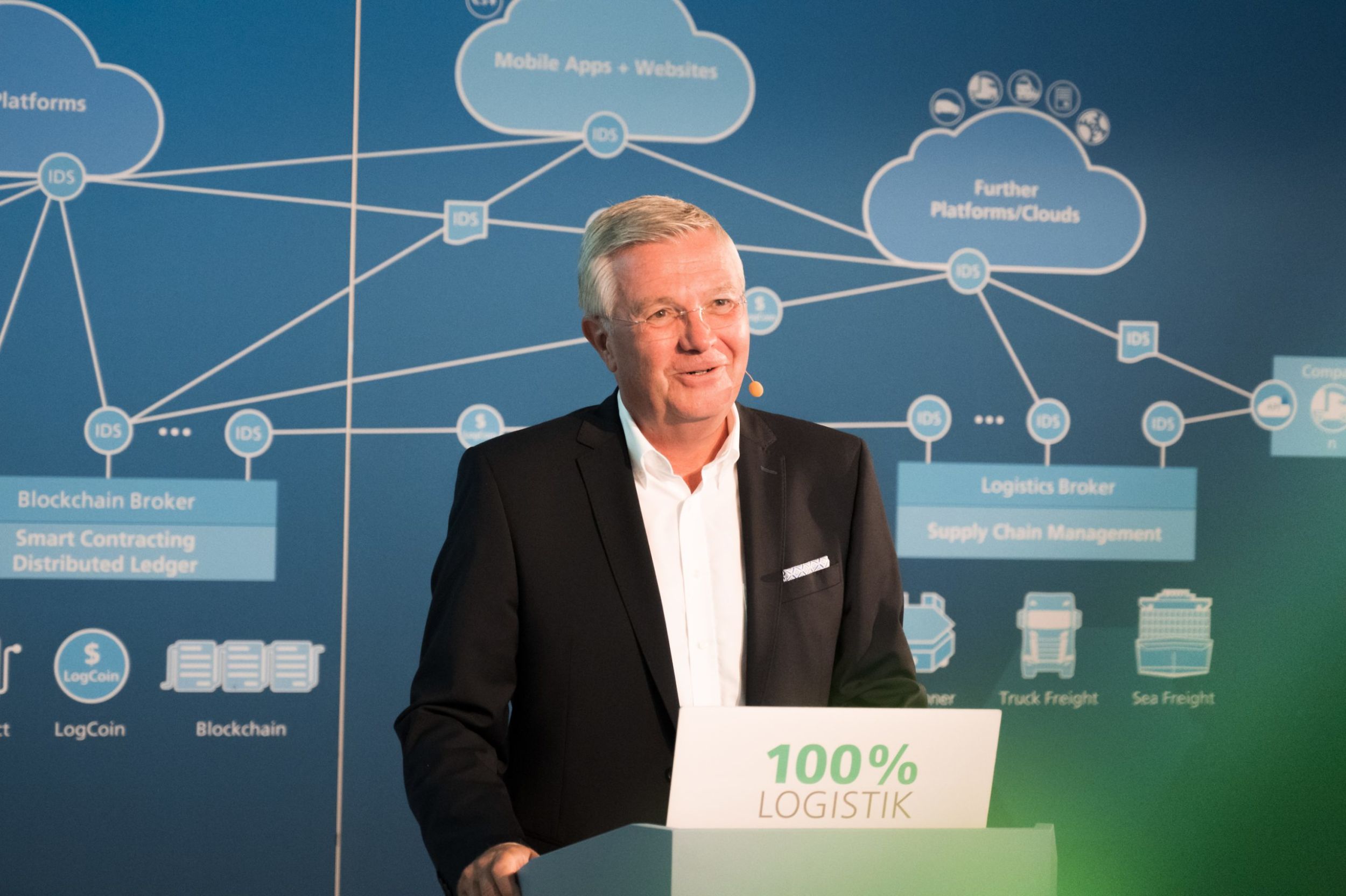 Unter dem Motto "Never walk alone - KI, 5G und Blockchain mit Open Source und Open Innovation gemeinsam meistern", eröffnete Prof. Michael ten Hompel, geschäftsführender Institutsleiter des Fraunhofer IML, den diesjährigen Zukunftskongress Logistik - 39. Dortmunder Gespräche.