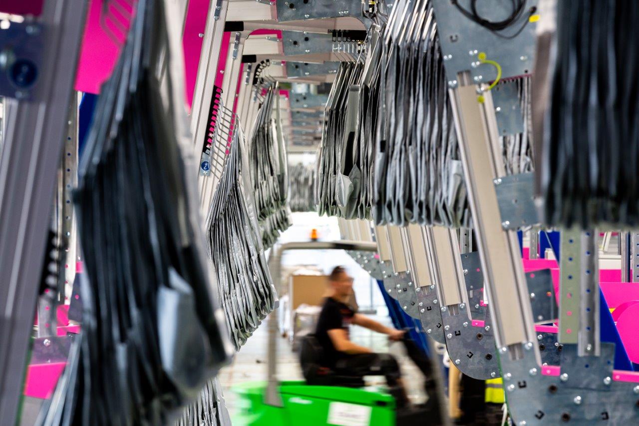 Taschensortersystem für effizienten Online-Handel