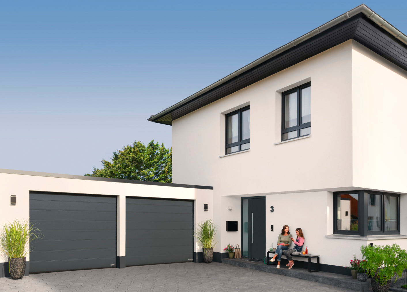 Hörmann kompensiert seit 2021 verbleibende CO2-Emissionen und bietet so im Zusammenspiel mit Reduktionsmaßnahmen, wie beispielsweise der Nutzung von 100 Prozent Ökostrom, klimaneutrale Tore und Türen zu Aktionspreisen an.