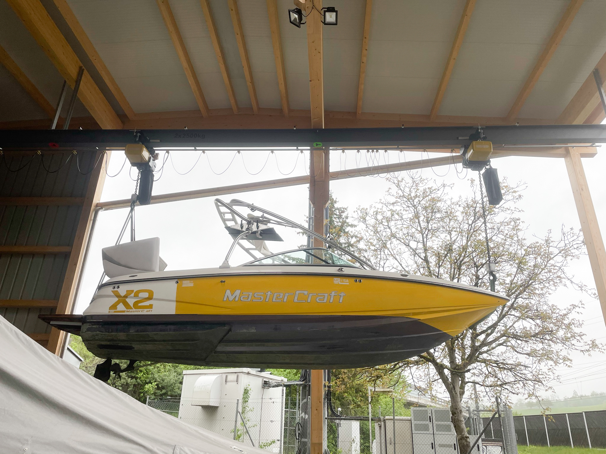 Bootsprüfung im künstlichen Wasserbecken