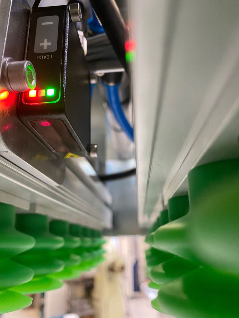 Die ideale Montageposition des LVHT52-Lasers zwischen den Vakuumsaugern: Startklar für den Praxiseinsatz!