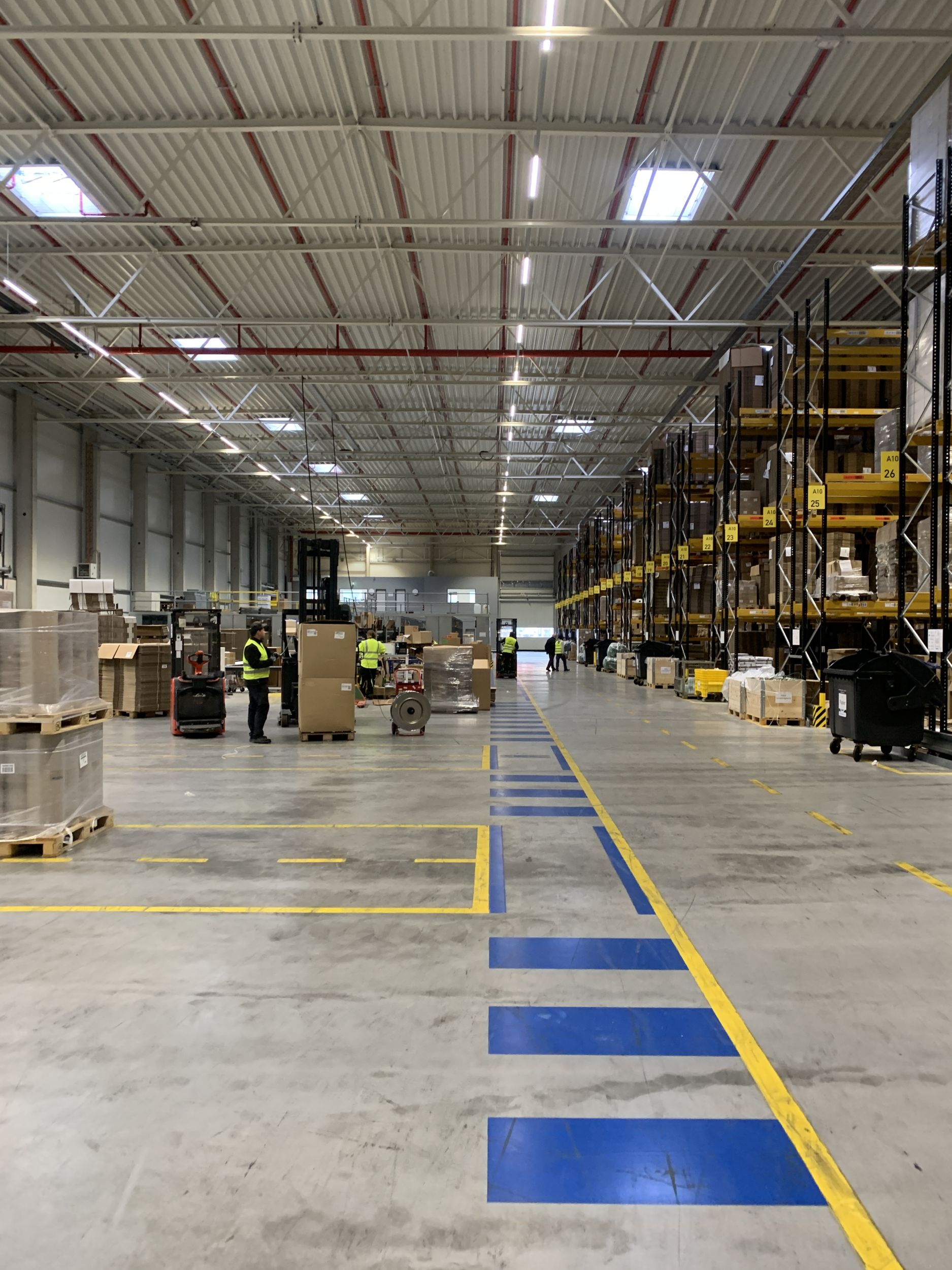 Mit dem Bau eines neuen Zentrallagers am Stammsitz in Solms bündelt Transpak seine Logistikstandorte und legt die Basis für ihr weiteres starkes Wachstum insbesondere im Standardgeschäft. Mit der kürzlich erfolgten Inbetriebnahme hat der Verpackungsmittelhändler auch die Digitalisierung seiner Lager abgeschlossen. Mit der Kennzeichnung des neuen Lagers hatte Transpak wie schon bei den anderen Lagern ONK beauftragt.