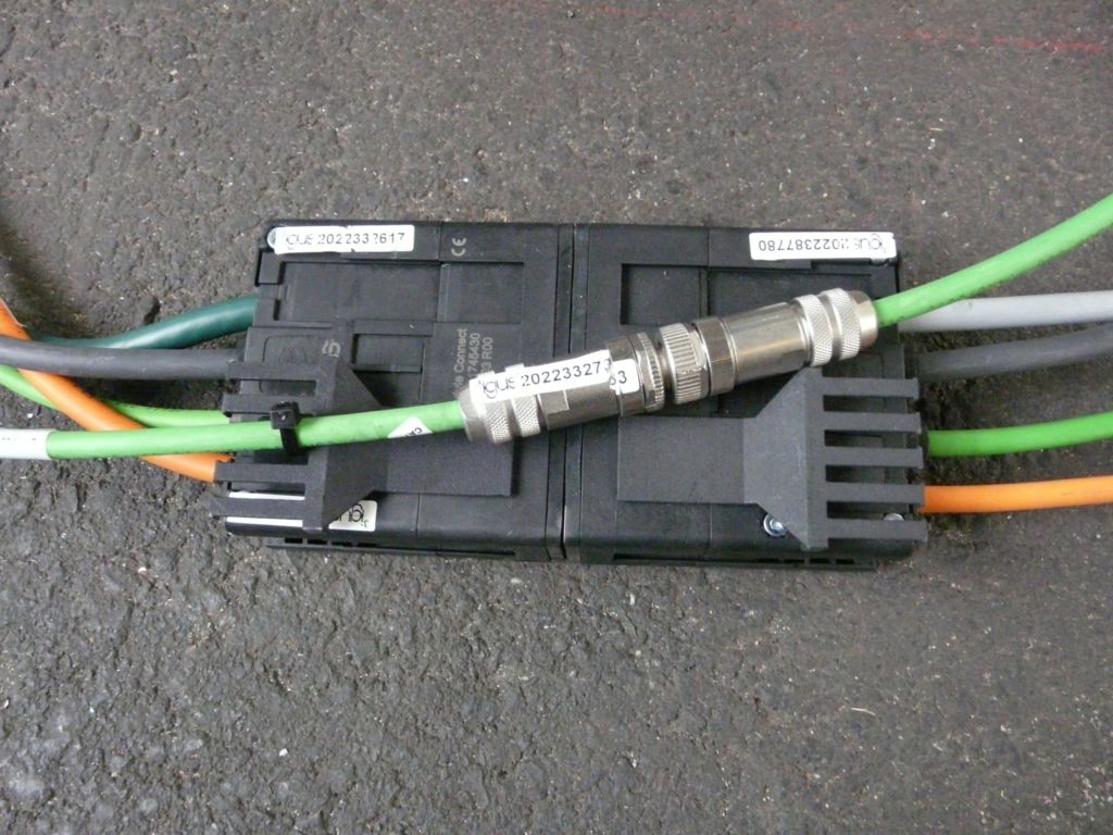 Über die Snap-On Carrier lassen sich auch durchgängige Leitungen in Module Connect Verbinder integrieren.