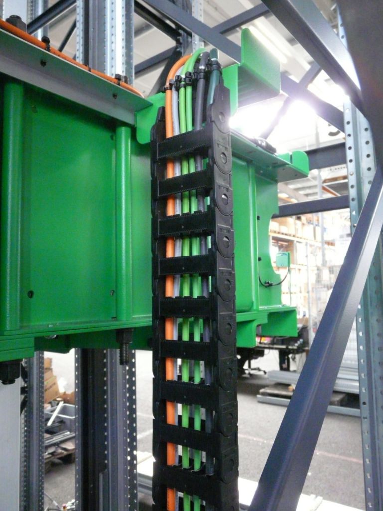 Die fertig konfektionierten Energieketten von Igus sorgen für eine sichere Energieführung der Shuttles.