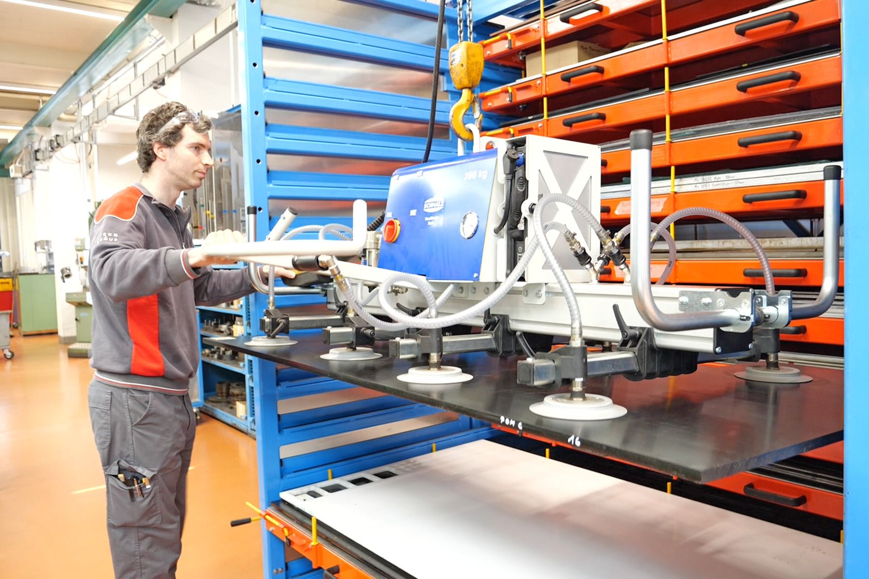 Unabhängig von einer Spannungsversorgung transportiert der VacuMaster Charge Werkstücke bis 750kg.