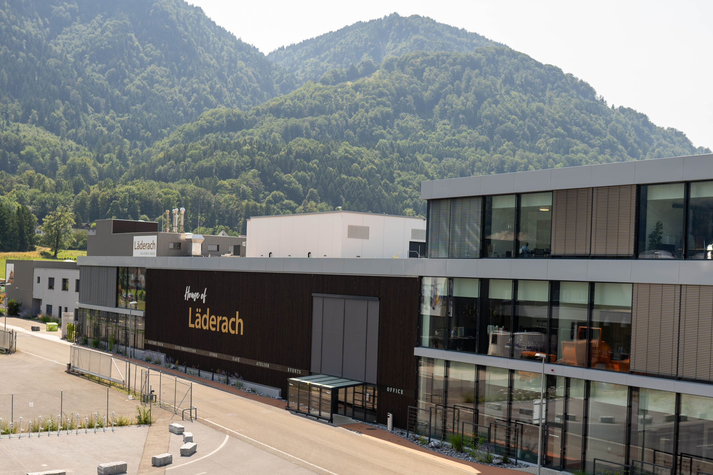 Am Standort in Bilten befindet sich das Zentrallager und gleichzeitig das House of Läderach, das seinen Kunden ein einzigartiges Einkaufserlebnis bietet.