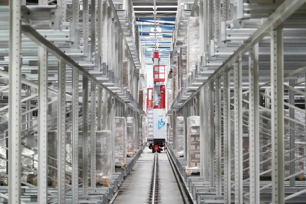 Durch die mehrfachtiefe Lagerung können bis zu 15 Paletten hintereinander sehr kompakt gelagert werden.