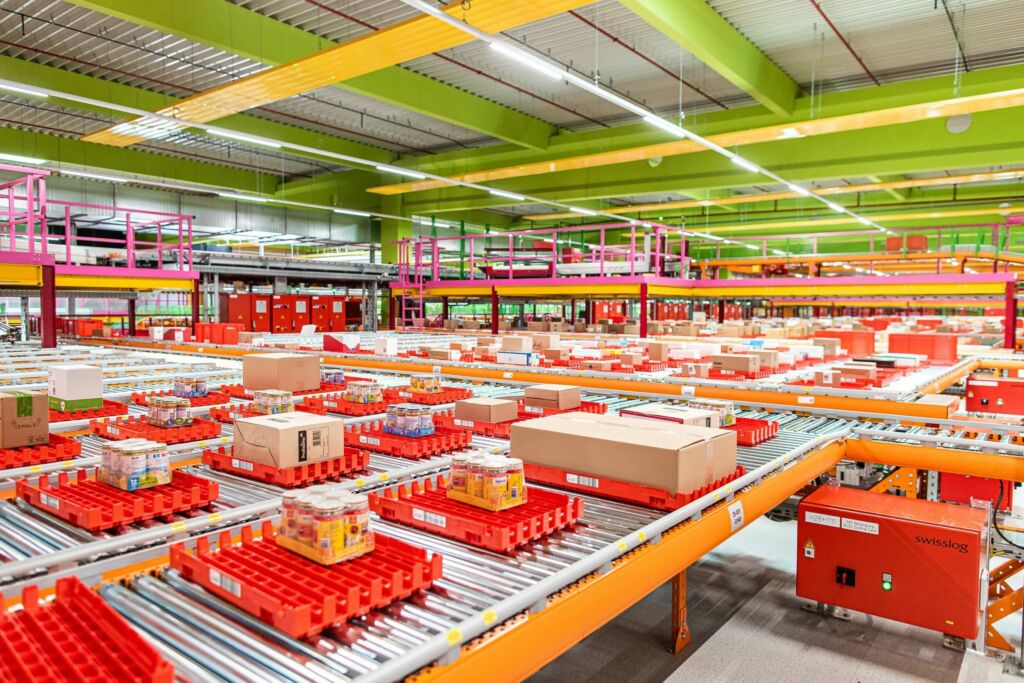 dm und Körber haben ein einzigartiges, integratives Logistiknetzwerk geschaffen, das mit intelligenten Software- und Automatisierungslösungen den aktuellen und künftigen Herausforderungen der Supply Chain standhält.