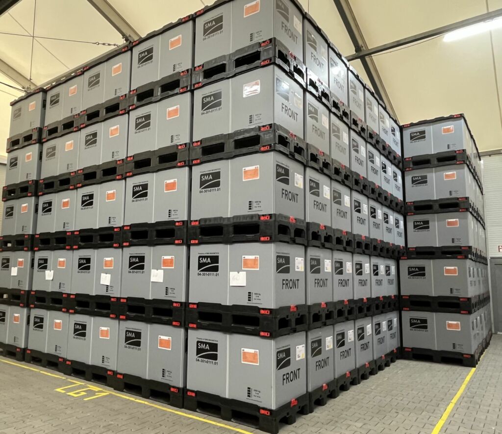 Die statische Traglast einer Smart Sleeve Pack-Faltbox beträgt bis zu 400kg.
Es lassen sich vier Paletten-Boxen stabil aufeinander stapeln, mit insgesamt 1.600kg Auflast.