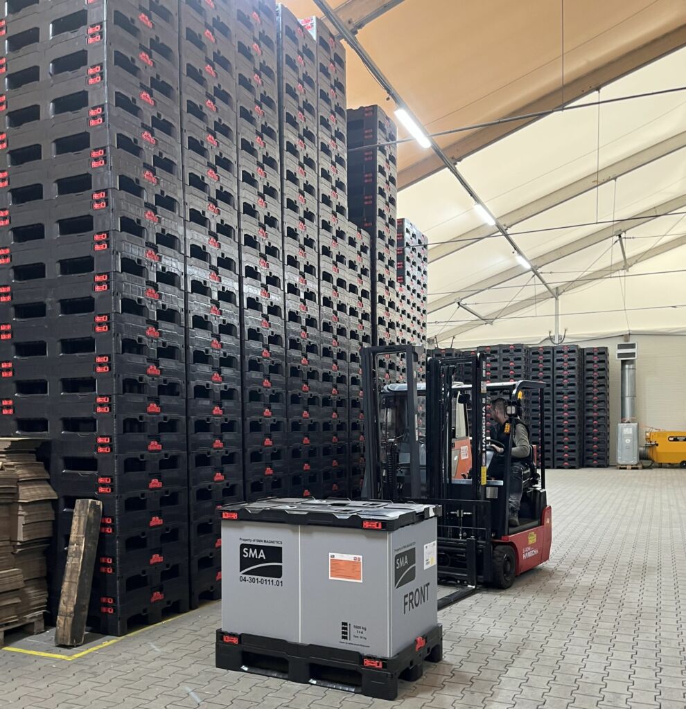 Bis zu 320 gefaltete Sleeve Packs werden platzsparend mit einem Lkw zurücktransportiert.