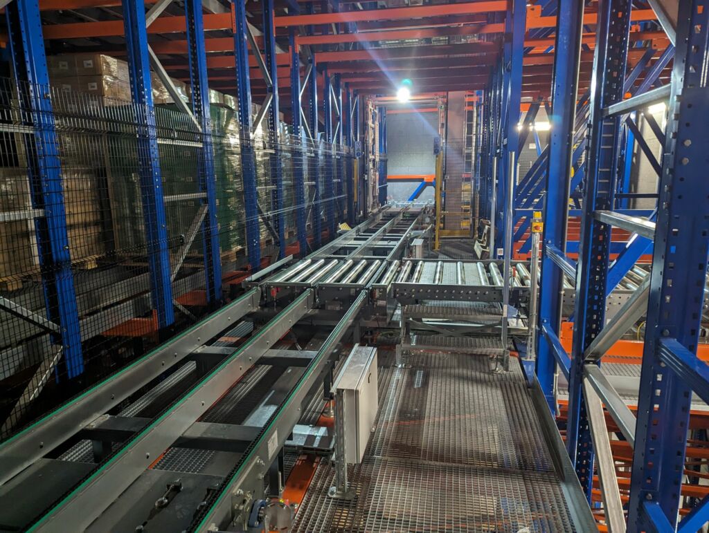 Die kompakte mehrfachtiefe Lagerung im künftigen automatischen Hochregallager ermöglicht maximale Kapazität auf minimalem Raum sowie einen energiesparenden Durchsatz von
ca. 80 Ladeeinheiten pro Stunde im Zwei- bis Dreischichtbetrieb.