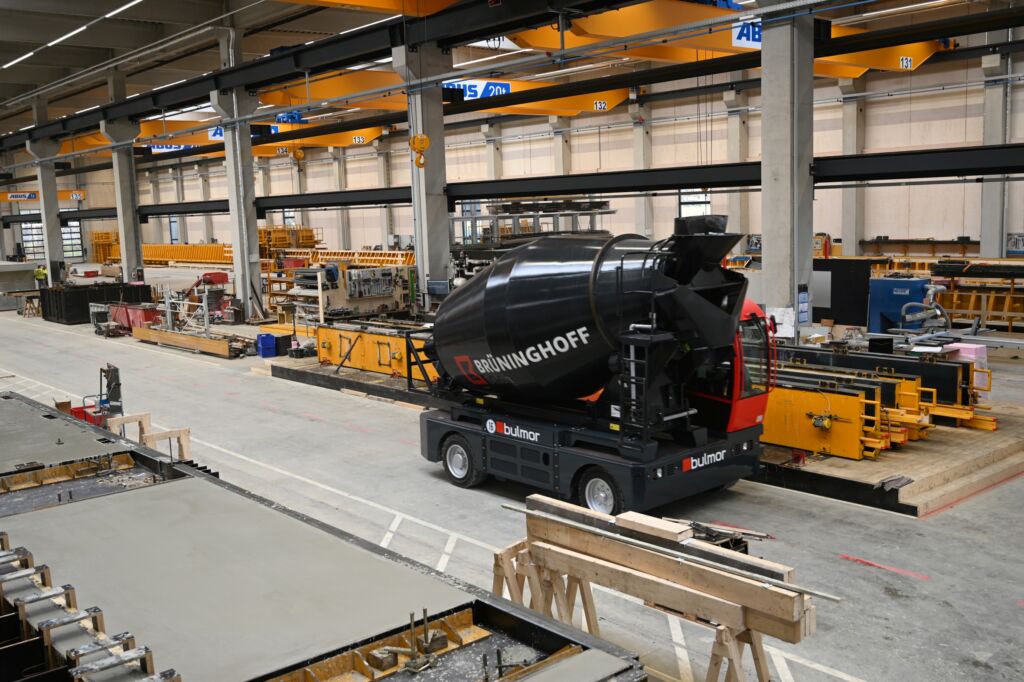 Logistik neu denken: Bei einem
breit gefächerten Betonprogramm
können nicht alle Arbeitsplätze per Förderband oder Krankübel bedient werden. Gerade bei Sonderarbeitsplätzen kommt der Bulmor Betonfahrmischer zum Einsatz.