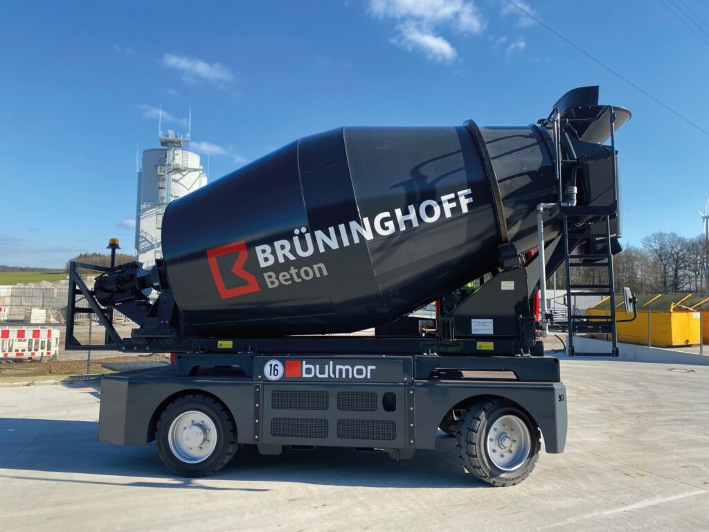 Durch den engen Wenderadius manövriert der kompakte Bulmor das Mischgut durch die engen Produktionsstraßen zur gewünschten Station. Die Batterie punktet dabei, je nach Einsatz, mit mehreren Tagen Laufzeit.