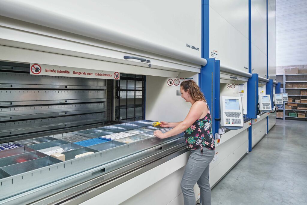 Die Mitarbeiter profitieren von der ergonomischen Arbeitsweise an den Hänel Liften und erzielen dadurch über den ganzen Arbeitstag hohe Pickraten.