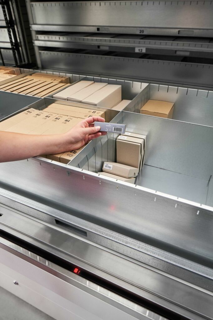 Die Lagerplätze werden zur schnellen und sicheren Entnahme per Hänel Fach- und Tiefenfachanzeige markiert.