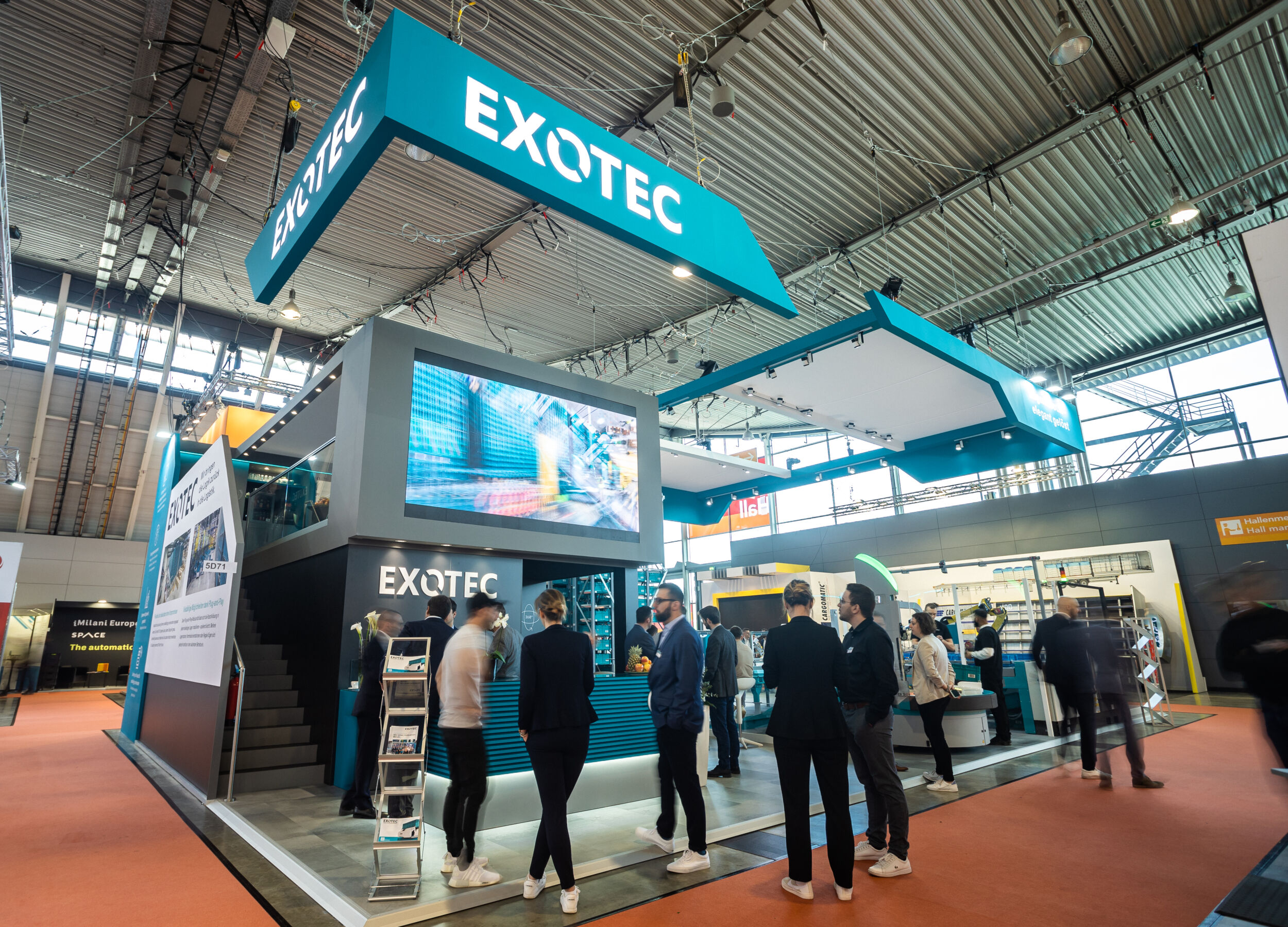 Exotec auf der Logimat: Im Vordergrund die autonomen Roboter, im Mittelpunkt die Beratungsleistung rund um die Kommissionierprozesse des Kunden.