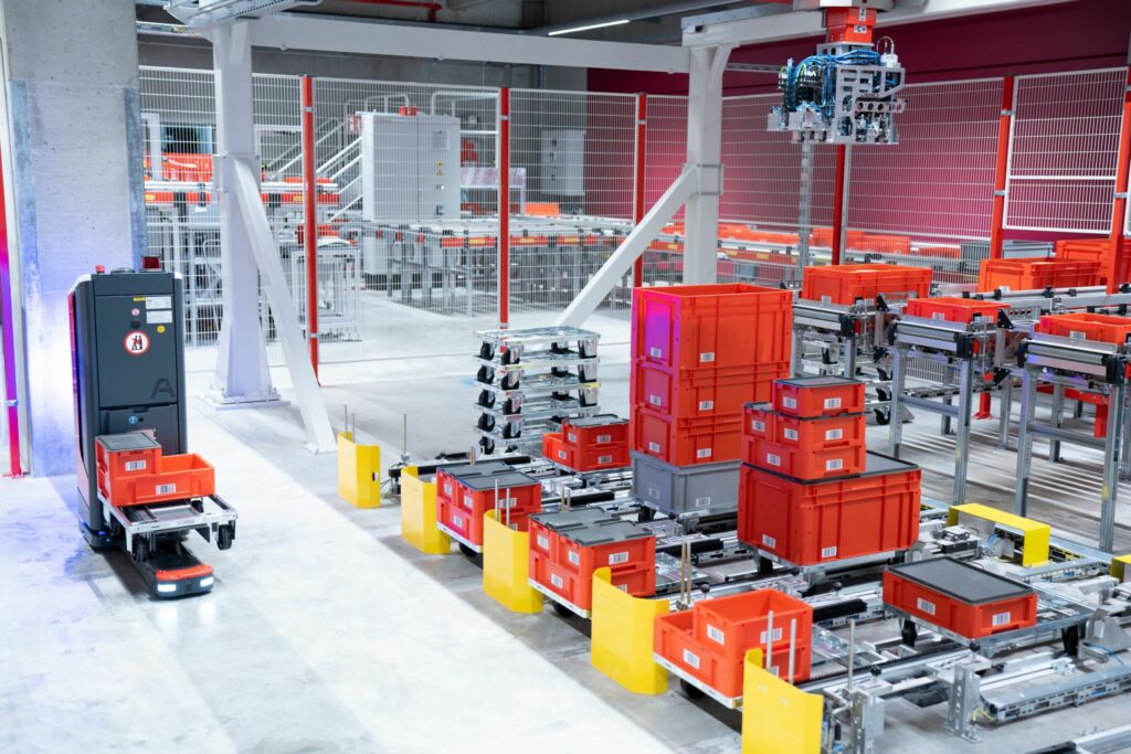 Große Fertigung mit vollautomatischer Produktionsversorgung