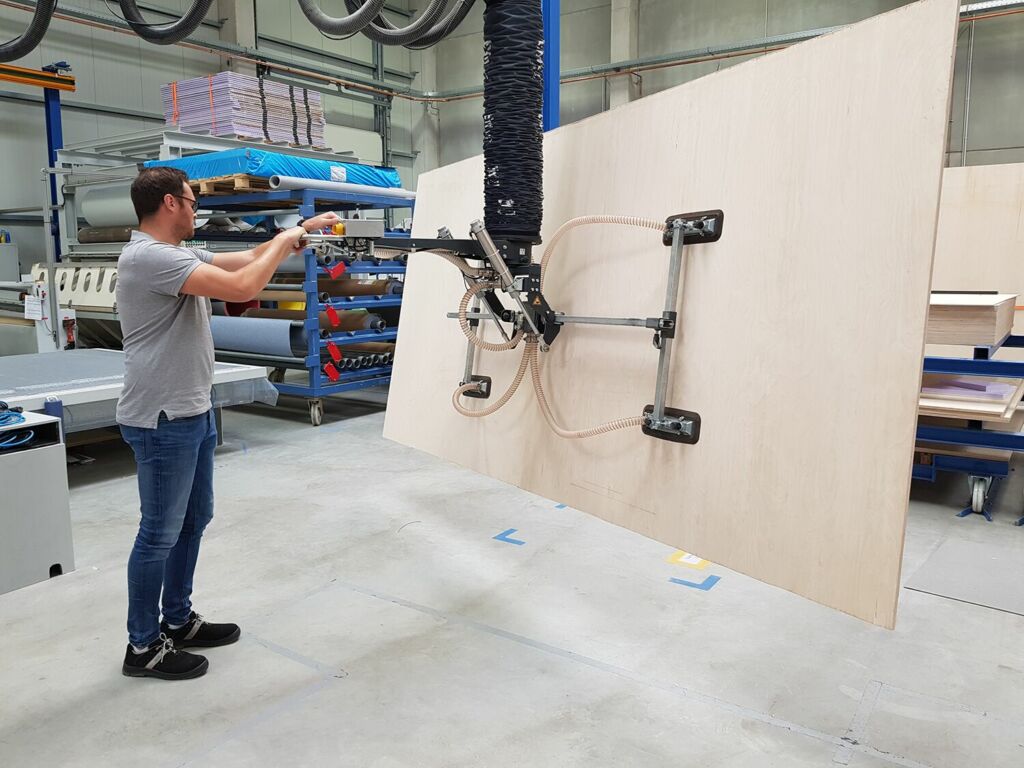 Zubehör verleiht den Schlauchhebern von Timmer höchste Flexibilität. Mit der Schwenktraverse lässt sich das Hebegut um 90° schwenken.