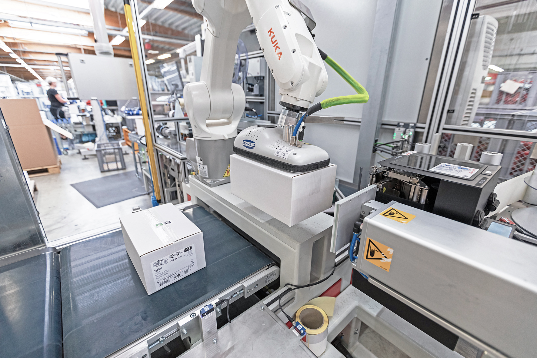 Der Greifer FXCB hält, das Etikettiergerät klebt. Das alles läuft automatisch.