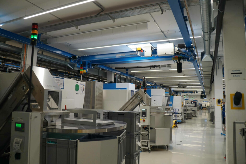 Die neue Krananlage bedient den gesamten Hallenbereich. Zwischen den Säulen gelangt jeweils ein Drehkran - hier zum Fahren eingeschwenkt - zum Einsatz.