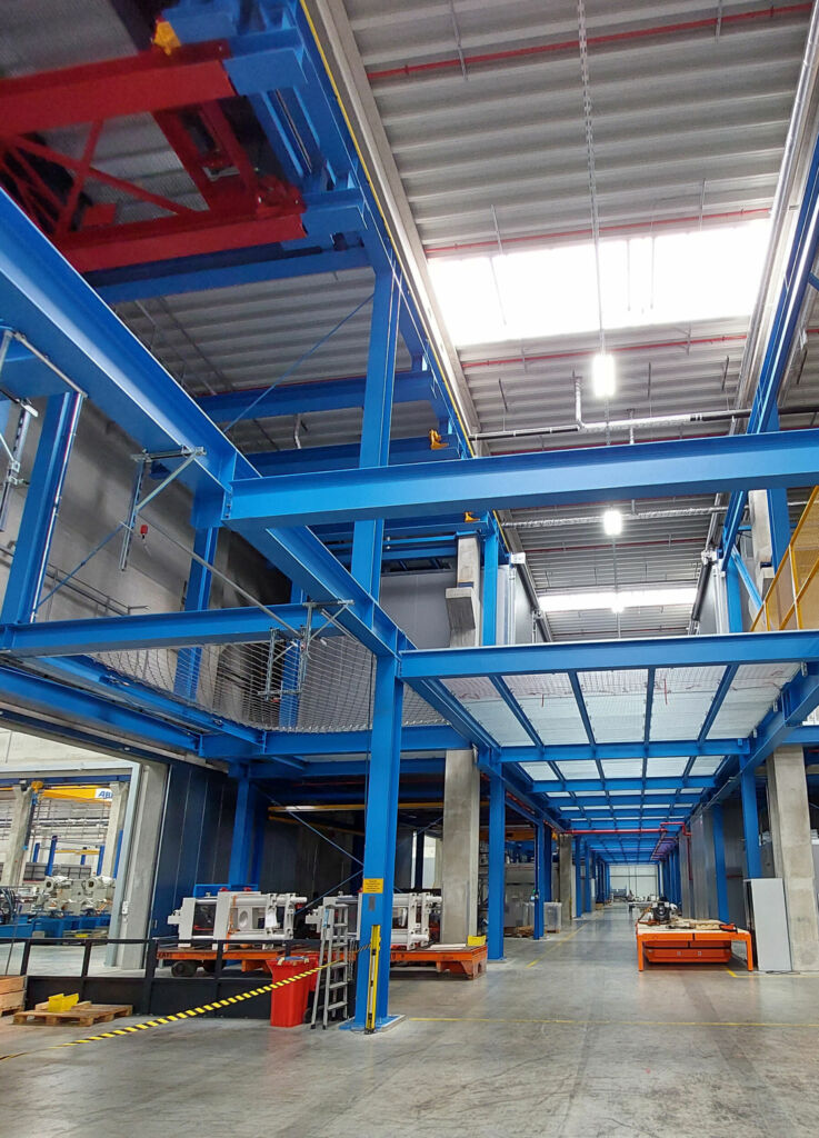 Unten Logistikfläche, oben Lackieren: Für KMT Krauss-Maffei entwickelte Vollert eine äußerst platzsparende zweistöckige Lackieranlage für Großteile bis 30t.