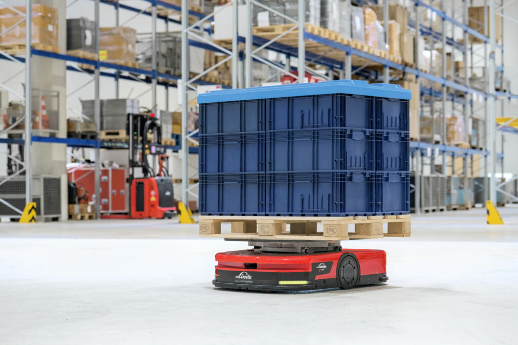 In den Materialfluss integriert sind u.a. Stetigförderer für Klein- und Großteile von Dematic und AMR sowie manuell bediente Elektrogegengewichtstapler und Hochhubwagen von Linde MH.