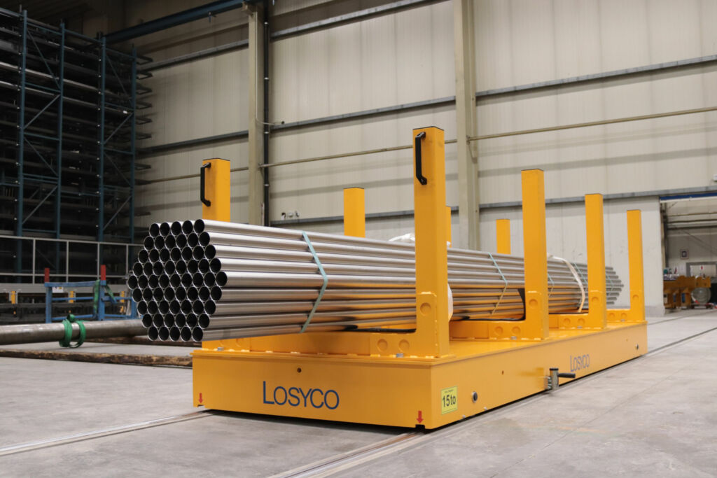 Neue flurebene LOXrail 40er-Bodenschienen erleichtern die Logistik und Materialzuführung zwischen zwei Lagerhallen von Dreckshage in Bielefeld.