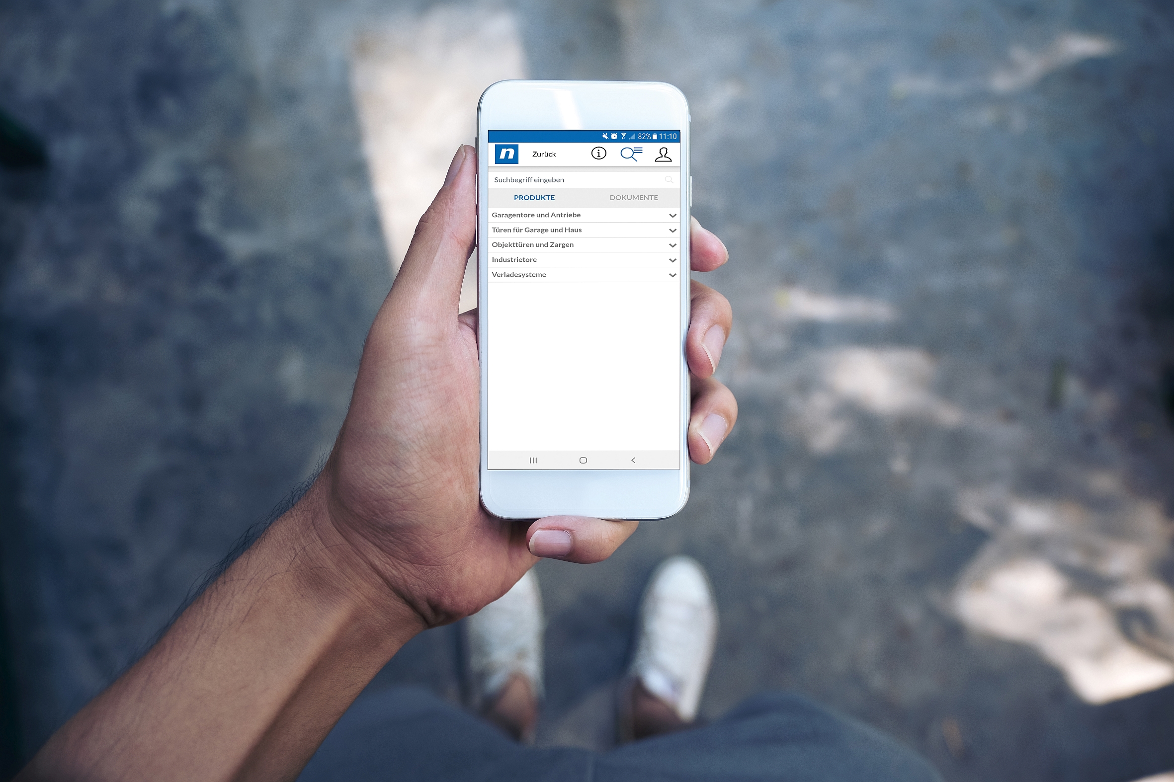 Werden auf der Baustelle Informationen zu Türen, Toren oder Verladetechnik benötigt, sind mit der NovoDocu-App Produktdatenblätter, Montageanleitungen und vieles mehr jederzeit per Smartphone oder Tablet abrufbar. Praktisch ist, dass auch große Dateien bequem als Link geteilt werden können.