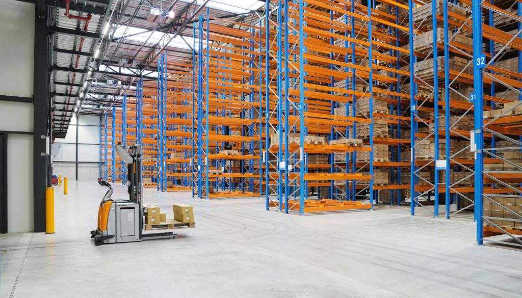 Als Systemanbieter lieferte Still die Fahrzeuge, die Steuerungssysteme und die Ladestationen für die Automatisierung des Zentrallagers von Fabory.