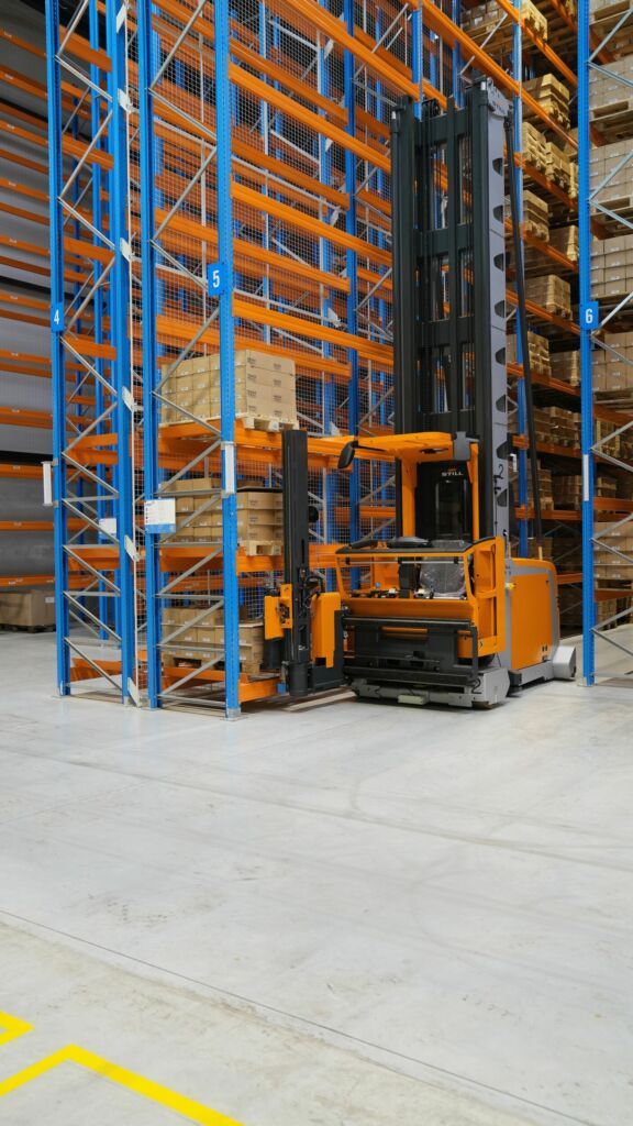 Die automatisierten Still MX-X iGo Schmalgangstapler nehmen die Paletten auf und stellen sie an den Übergabeplätzen am Kopfende der Regale ab.