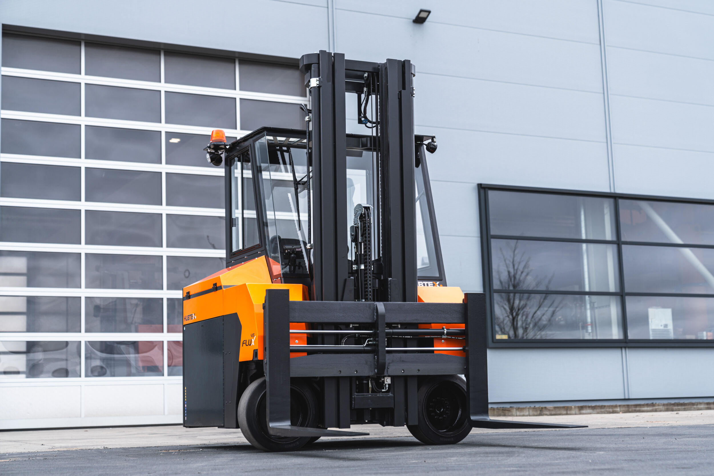 Paletten- und Langguttransport in einem