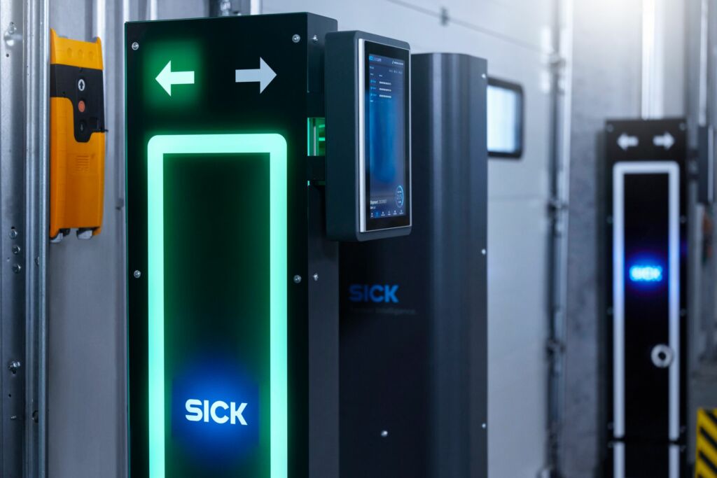 Mit dem Ident Gate System (IGS) von Sick können Unternehmen grundlegende Track-and-Trace-Anforderungen, die sich aus dem Lieferkettengesetz ergeben, erfüllen und gleichzeitig ihren Materialfluss transparenter und effizienter gestalten.