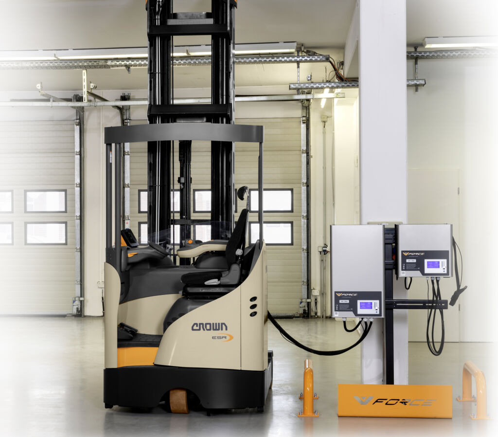 Effizientes System, l&auml;ngere Laufzeit: Ein Wechsel von Blei-S&auml;ure-Batterien zu V-Force-Lithium-Ionen-Batterien erm&ouml;glicht in Kombination mit dem regenerativen Absenken des Mastes Energieeinsparungen von bis zu 30 Prozent.