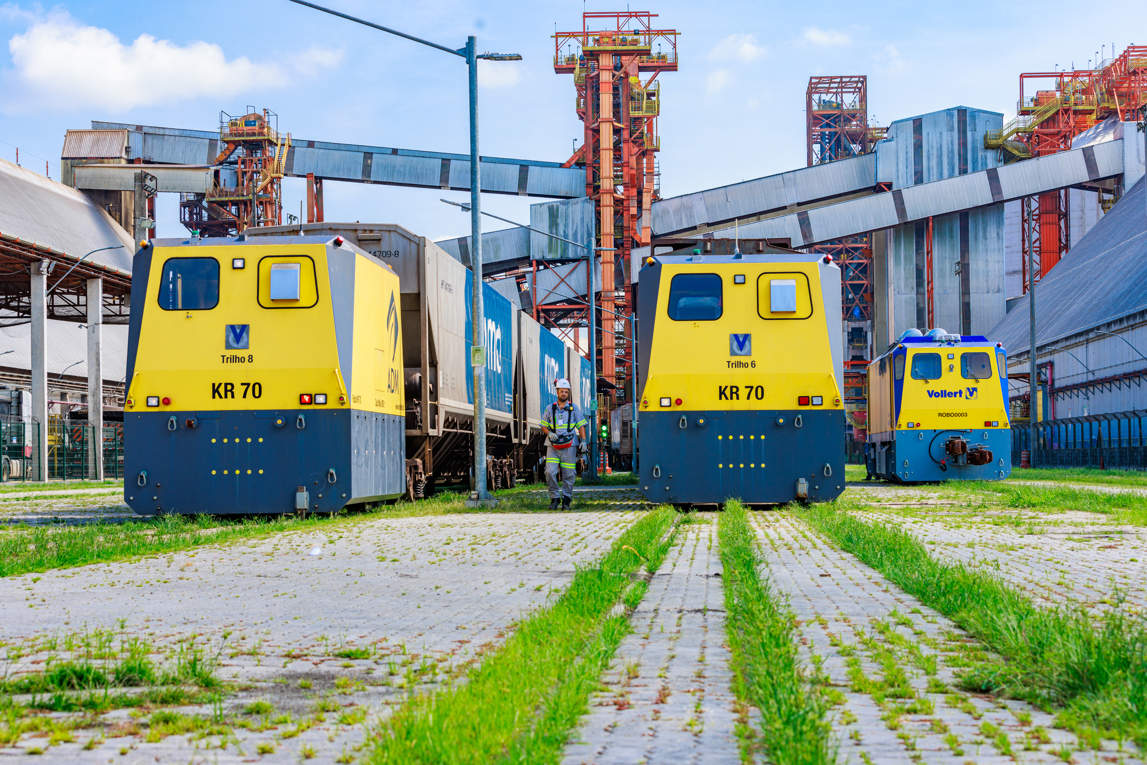 Ausgestattet mit automatischer Besandungsanlage und Wechselkupplung für 1.000 und 1.600 mm Spurbreite ist die neue Rangiertechnik von Vollert bei TES im Hafen von Santos, Brasilien, optimal für die Zuführung von Güterzügen bis 3.900 Tonnen gerüstet.