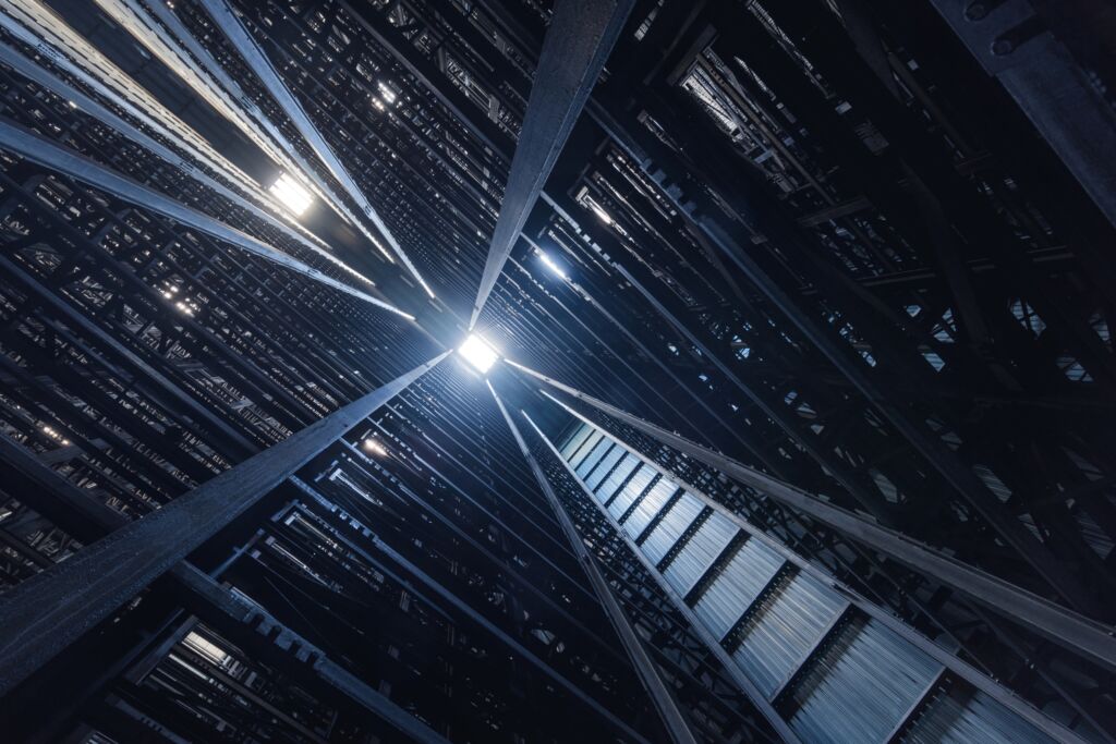 Nach der Installation von Aimtec DCIx folgte die Integration von sieben autonomen Transportrobotern (ARC - Autonomous Robotic Carrier) und einem automatischen Kleinteilelager (AKL) bestehend aus einem Rack mit drei automatisierten Regalreihen und drei sep