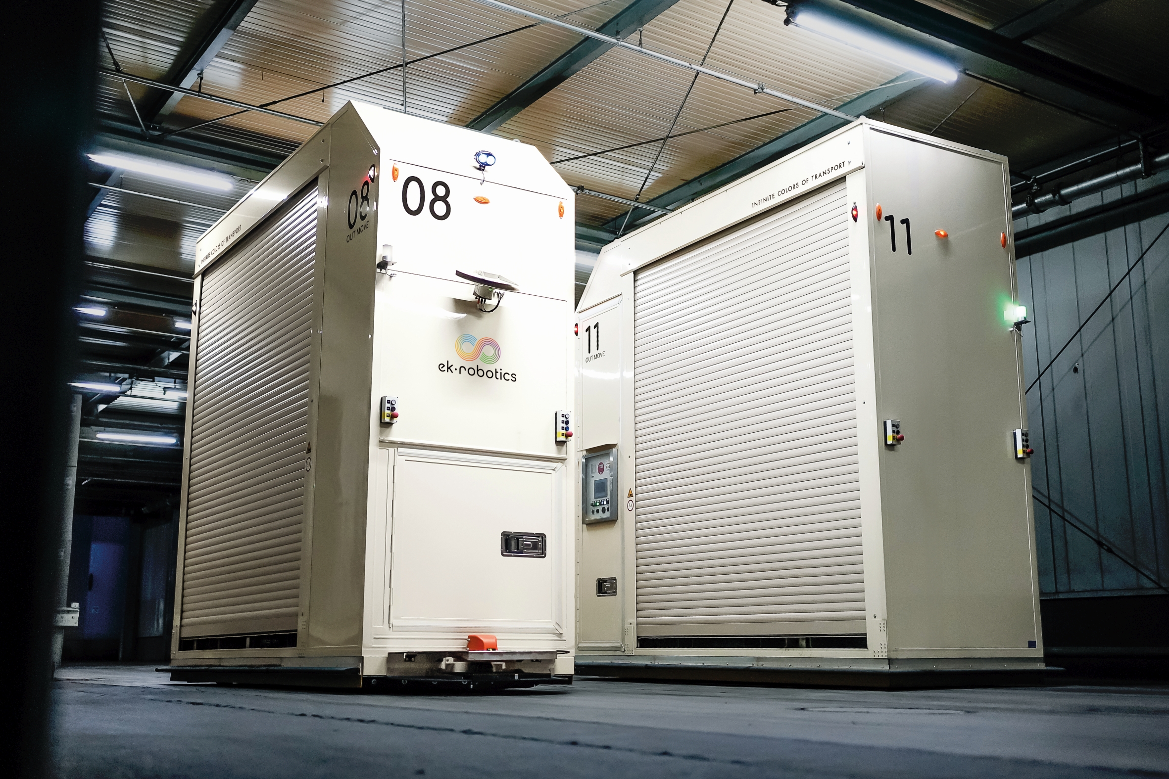 18 wetterfeste OUT MOVE Transportroboter von EK Robotics, ausgestattet mit maßgeschneiderten Innenraumkonzepten, gewährleisten bei JTI einen reibungslosen Materialfluss unter allen Witterungsbedingungen.