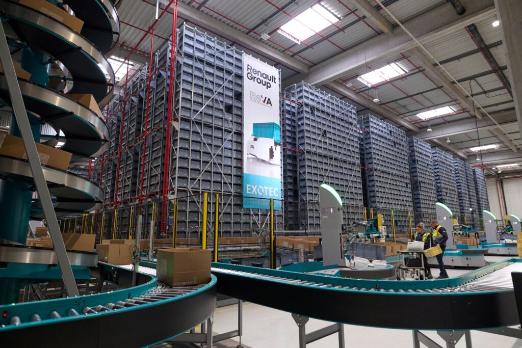 Kräftiger Innovationsschub: Die Renault Group hat ihr Ersatzteil-Logistikzentrum in Villeroy zum Hauptvertriebszentrum für Frankreich ausgebaut. Täglich verlassen bis zu 110.000 Artikel das Lager, etwa ein Fünftel davon übernehmen die Skypod-Roboter.