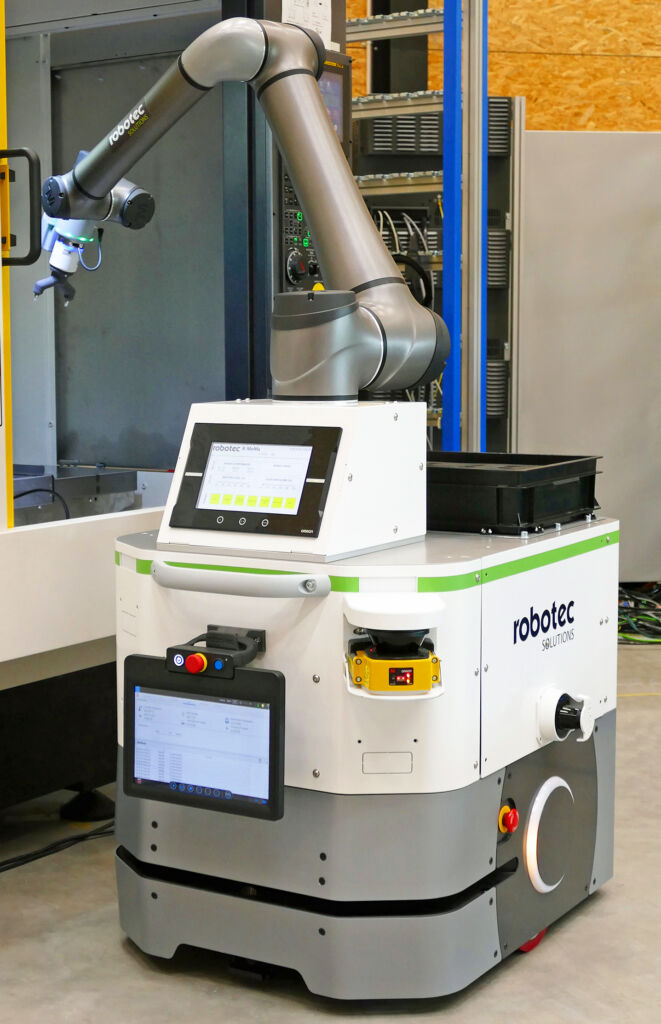 Der R-MoMa ist eine Integration eines autonom fahrenden Roboters mit einem Cobot-Greifarm mit integrierter Kamera. Der Greifarm hat 1.300mm Reichweite und eine Brutto-Tragfähigkeit von 12kg, die Plattform kann 250kg tragen.