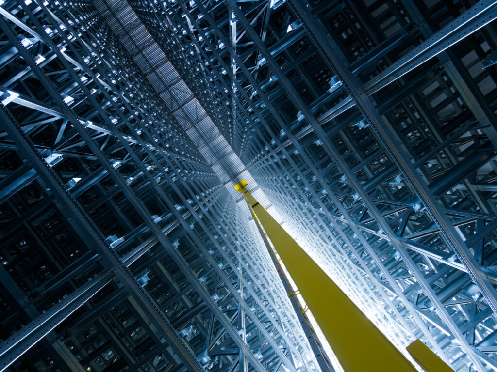 Der Automobilzulieferer Scherdel setzt in Bor auf ein vollautomatisiertes Lager, ein Dark Warehouse, von Aimtec.