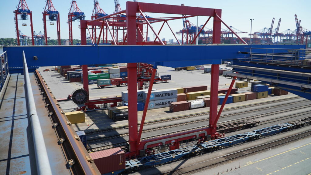 Sieben Verladebrücken von Eurogate kümmern sich am Hamburger Containerhafen um die schnelle und zuverlässige Zugabfertigung an Deutschlands größtem KV-Bahnhof.