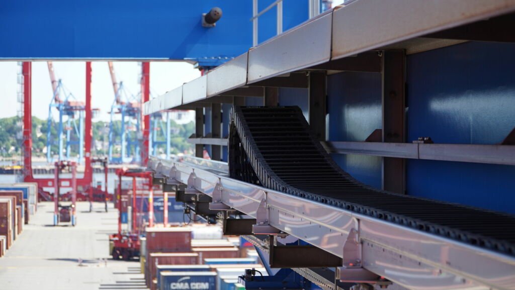 Robust, wartungsarm und langlebig: Die P4.1 Kunststoff-Rollenkette von Igus sorgt für eine zuverlässige Energieversorgung der Laufkatze.