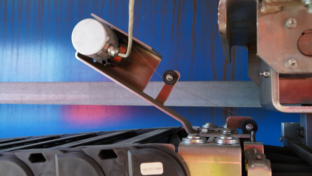 Dank der i.Sense Sensoren lässt sich der Zustand der Energieketten und Leitungen in Echtzeit überwachen. Das im Schaltschrank verbaute i.Cee Modul sammelt die Sensordaten und ermöglicht eine vorausschauende Wartung.