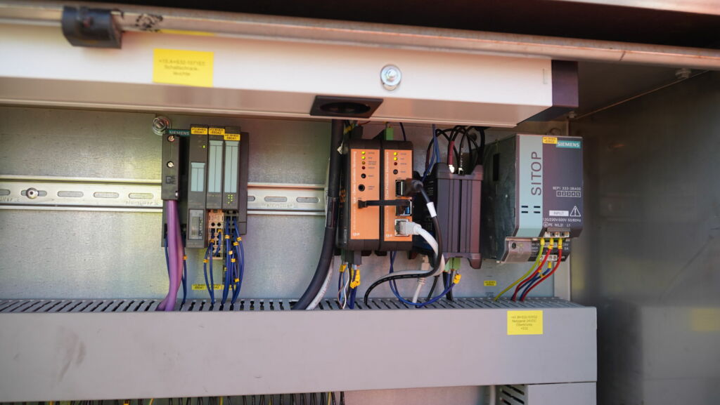 Dank der i.Sense Sensoren lässt sich der Zustand der Energieketten und Leitungen in Echtzeit überwachen. Das im Schaltschrank verbaute i.Cee Modul sammelt die Sensordaten und ermöglicht eine vorausschauende Wartung.