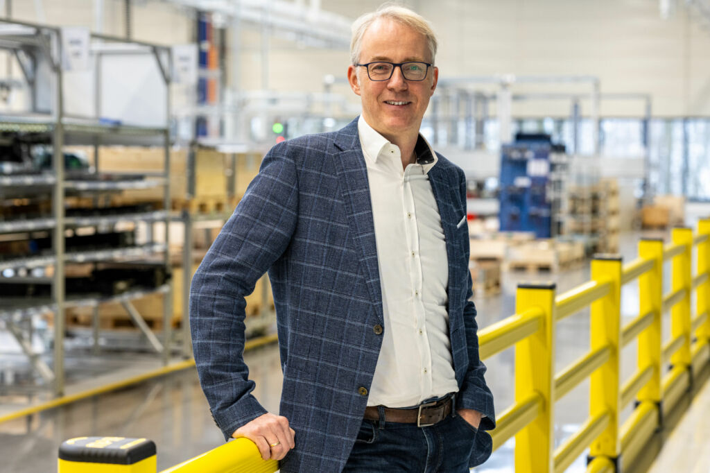Klaus Dierkes, Produktmanager bei Lenze: "Der erste Synchronmotor, der so einfach in der Handhabung ist, wie ein Asynchronmotor. Insgesamt wird wesentlich weniger Hardware benötigt, was den Installationsaufwand und die Komplexität des Systems klein hält."
